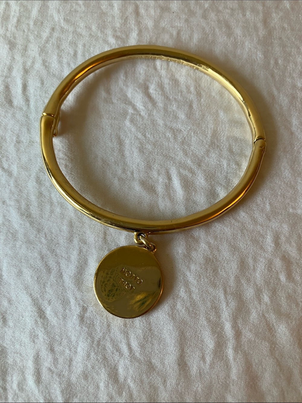 Kate Spade: Gold Tone “hot to trot” Bangle Bracelet- Coral Pink pendant- Hinge - Picture 9 of 9